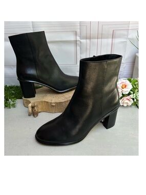 TORY BURCH
Brooke Stamped Heel Leather Bootie In Black women size 11 NEW